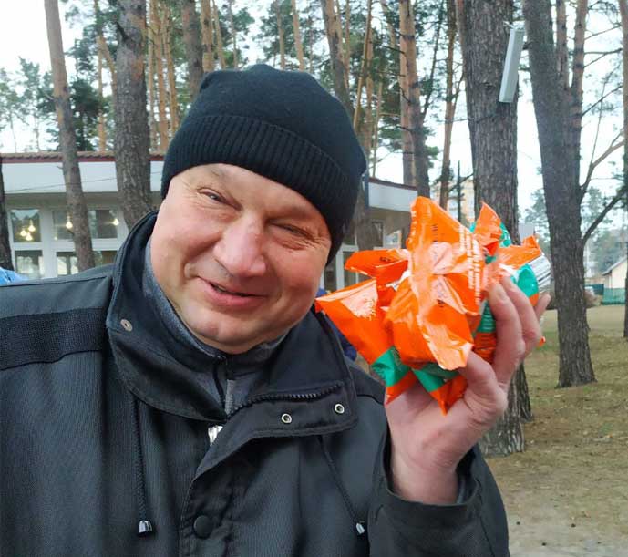 Image of an individual holding up packets of Breedlove food.
